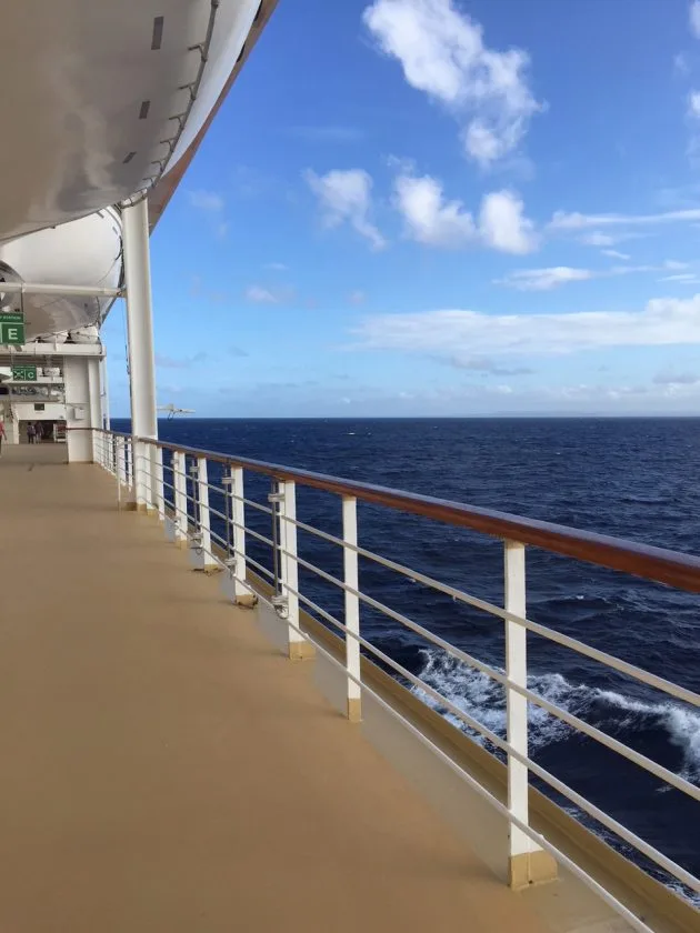 邮轮甲板海景视角 - 斗牛棋牌 海上风光